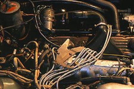 Fünfzylinder-Ventildeckel aus Blech, drangvolle Enge im Motorraum.