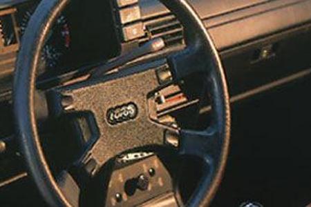 Instrumententafel vom Audi 80, Allradtastatur auf der Konsole.