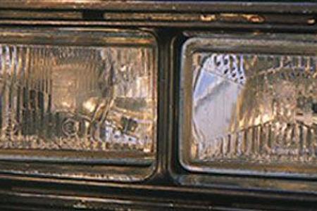 Gutes Aussehen, schlechtes Licht, Scheinwerfer bis 1983 Athlet mit Muskeln: markante Kotflügel-Verbreiterungen.