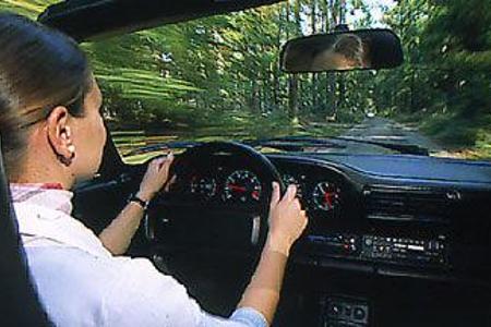 Das Porsche Cabrio erzieht zu einer ruhigen Fahrweise, welche die erstaunlichen Drehmomentreserven des Sechszylinders mobili...