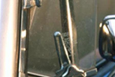 Chrom-Ensemble um das Ausstellfenster.