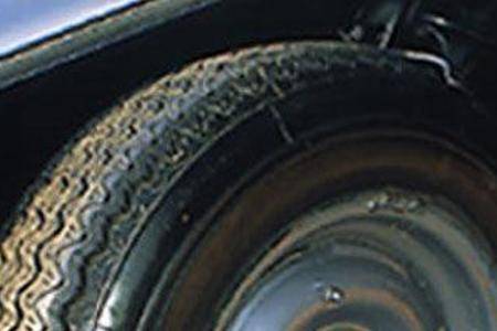 Das seitlich links stehende Reserverad haben frühe 230 SL bis September 1964.