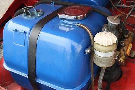 Der kleine blaue Tank fasst 24 Liter - das reicht für etwa 240 km.