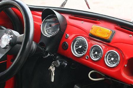 Das Cockpit ist üppig ausgestattet.