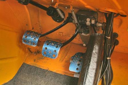 Die Devise: Aller überflüssiger Ballast raus, nur eine Fußmatte und gelochte Pedalerie.