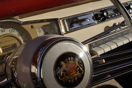 Begeisternder Innenraum: Die roten Kunstlederpolster, die weiße Klaviatur in der Mitte des Cockpits...