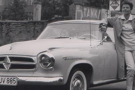 Typische Coupé-Fahrerin: Schauspielerin Hilde Krahl mit ihrer Isabella, 1960 in Berlin.
