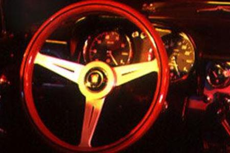 Das Nardi-Lenkrad passt gut in das klassische Ambiente des Alfa-Cockpits.