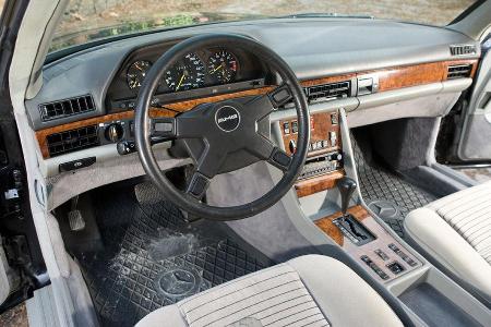 Armaturenbrett und Sportlenkrad im Mercedes-Benz 500 SEC-AMG, Baujahr 1982