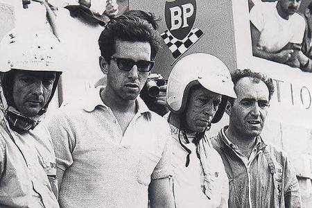Le Mans 1962: Phil Hill und Olivier Gendebien hoffen beim letzten Boxenstop, dass der kupplungsmüde und mit verölten Kerzen ...