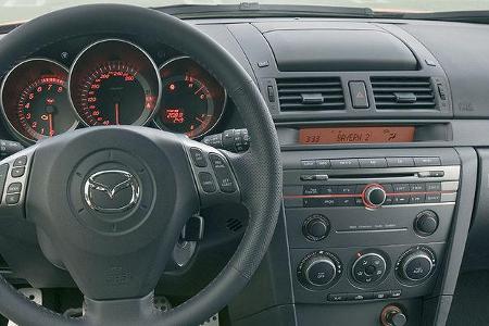 Tachoskalierung bis 280 km/h und Sportlenkrad - ansonsten entspricht das Cockpit ganz der Serie.