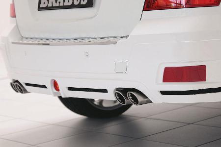 In der Schürze bietet die Ausschnitte Platz für die Serienauspuffanlagen oder alternativ auch für die Brabus Vier-Rohr-Sport...