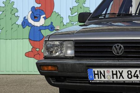 Im Januar 1985 überarbeitet VW den Passat, kantet seinen Kühlergrill stärker ab und zieht ihm die Stoßfänger bis an die Radh...