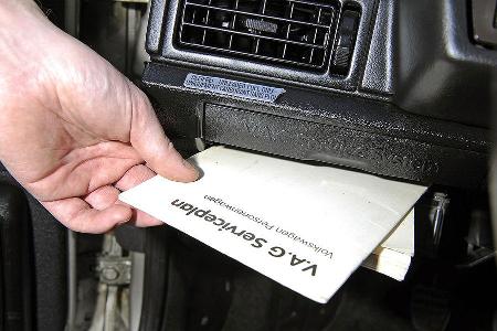 Hinter der Klappe links unter dem Lenkrad, die VW wichtig mit V.A.G Service-System beschriftet, liegt das Scheckheft.