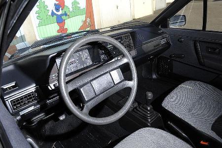 Stellt keine Fragen: Das Volkswagen Passat Variant Cockpit im zeitgenössischen Hartplastik, das aufs Wesentliche reduziert ist.