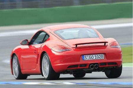 Außerdem verfügt der direkteinspritzende Sechszylinder-Boxermotor nur über 320 PS.