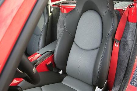 Gut konturierte Ledersitze mit Porsche-Signet bieten Komfort und Seitenhalt