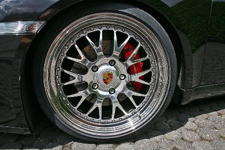 Bereift wird das Rad mit Pneus von Hankook in der Größe 235/35 R19 vorne und an der Hinterachse in der Elefantengröße 305/25...
