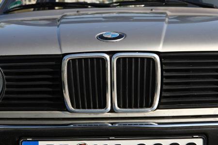 BMW 320i Baur Topcabriolet (TC2), Baujahr 1986, Khlergrill