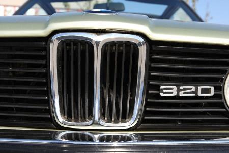 BMW 320 Baur Topcabriolet (TC1), Baujahr 1979, Khlergrill