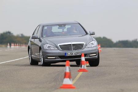 Mercedes S 500, Frontansicht, Slalom