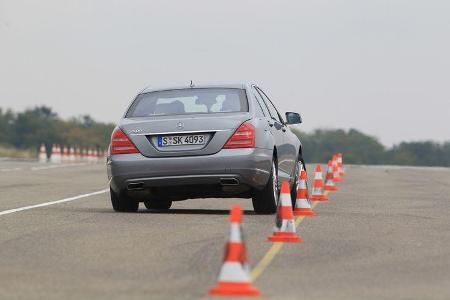 Mercedes S 500, Rückansicht, Slalom