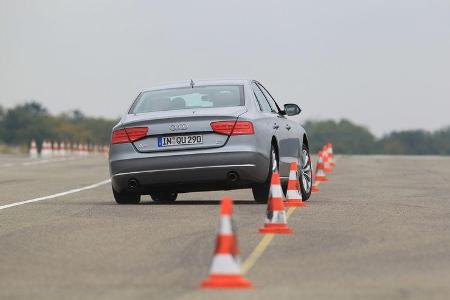 Audi A8 4.2 FSI Quattro, Rückansicht, Slalom