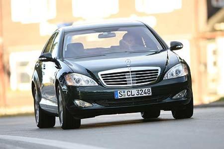 Mercedes
Trotz des höchsten Gewichts handliches Fahrverhalten.