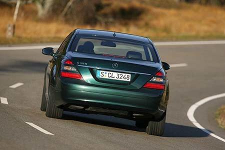 Bei den Fahrwerksqualitäten zeigt der Mercedes der Konkurrenz klar das Heck.