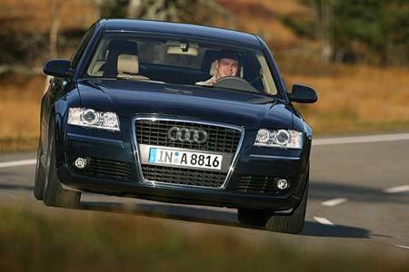 Der frontgetriebene Audi A8 bleibt auch in extremen Situationen gutmütig