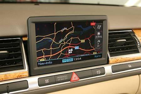 Ausfahrbarer Monitor im A8: eine optisch sehr elegante Lösung.