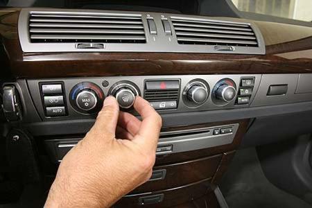 Der gute alte Knopf Â auch im BMW übernimmt er die Bedienung der Klimaanlage.