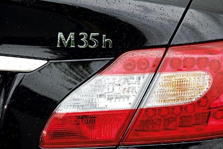 Infiniti M35h, Heckleuchte, Typenbezeichnung