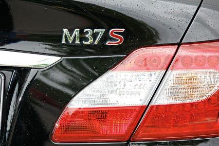 Infiniti M35h, Heckleuchte, Typenbezeichnung