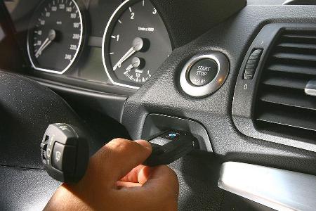 Der Motor wird in zwei Schritten gestartet. Schlüssel rein ...
