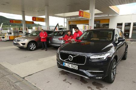 BMW X5, Volvo XC90, VW Touareg, Tankstelle