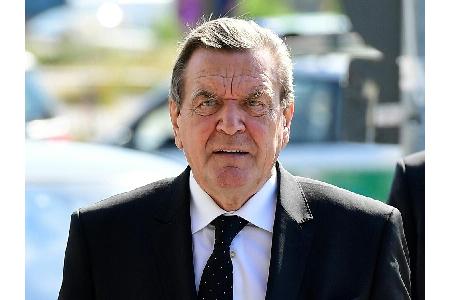 Hannover: Altkanzler und Aufsichtsrats-Chef Schröder gibt Aufstieg als Ziel aus Hannover: Altkanzler und Aufsichtsrats-Chef Schröder gibt Aufstieg als Ziel aus