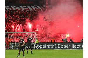 Eklat des Tages: Pyrotechnik in Leverkusen