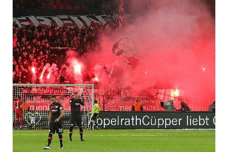 Eklat des Tages: Pyrotechnik in Leverkusen Eklat des Tages: Pyrotechnik in Leverkusen
