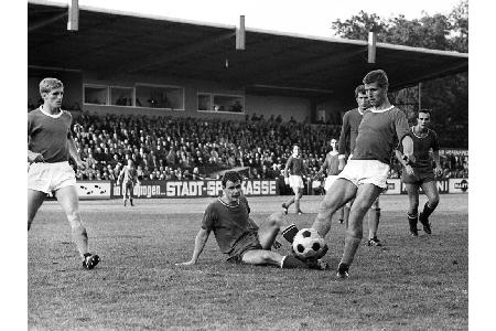 Bis zum zehnten Spieltag mussten die Schalker in der Saison 1967/68 auf den ersten Saisonsieg warten, sieben Spiele in Folge...
