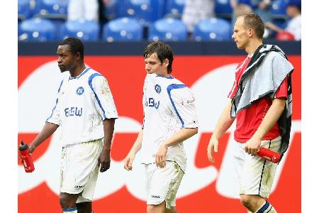 Beim 0:2 auf Schalke am 11. April 2009 blieben die Karlsruher um Stefano Celozzi (M.) zum achten Mal ohne Tor. Erst Sebastia...