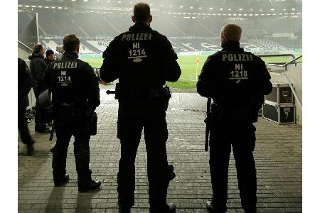 Randale: Polizei lässt HSV-Fans nicht nach Wolfsburg Randale: Polizei lässt HSV-Fans nicht nach Wolfsburg