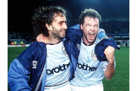 Als sich Uwe Rösler (r.) im März 1994 aus Deutschland verabschiedete und zu Manchester City ging, verdiente Maurizio Gaudino...