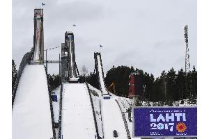 Skisprung-Training bei WM in Lahti vom Winde verweht