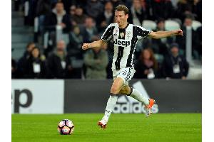 Khediras Teamkollege Lichtsteiner bleibt bis 2018 in Turin