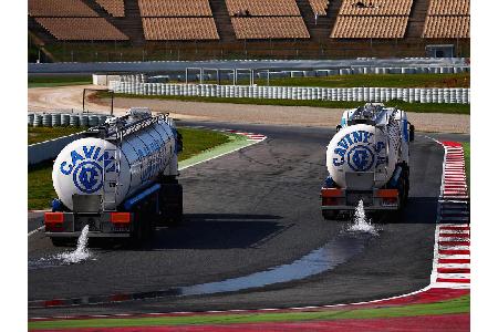 Mehrere Lastwagen sorgten dafür, dass der Asphalt die richtige Beschaffenheit erlangte.