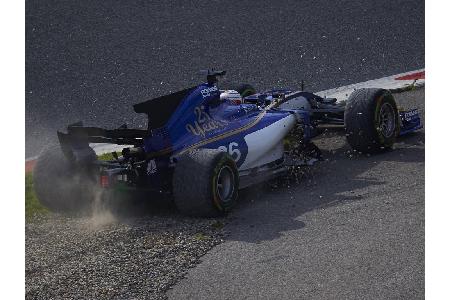 Einige Piloten hatten mit der feuchten Piste so ihre Probleme. Unter anderem leistete sich Marcus Ericsson einen kleinen Aus...