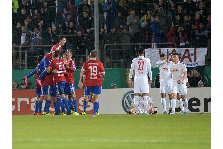 Großer Jubel bei der Spielvereinigung Unterhaching. Der Viertligist bezwingt in der zweiten Runde 2015/2016 den haushohen Fa...