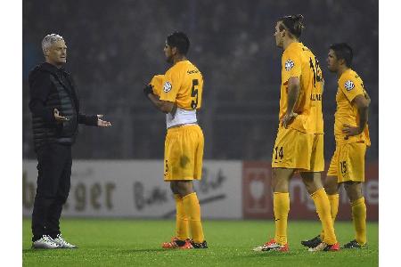 ... fragt Trainer Armin Veh (l.) die Frankfurter Bundesligastars. In der Zweitrundenpartie 2015/2016 beim Drittligisten FC E...