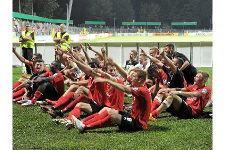 Drei Platzverweise, drei Elfmeter, drei Gegentore: Der Karlsruher SC stellt sich in der ersten Runde der Saison 2015/16 gege...